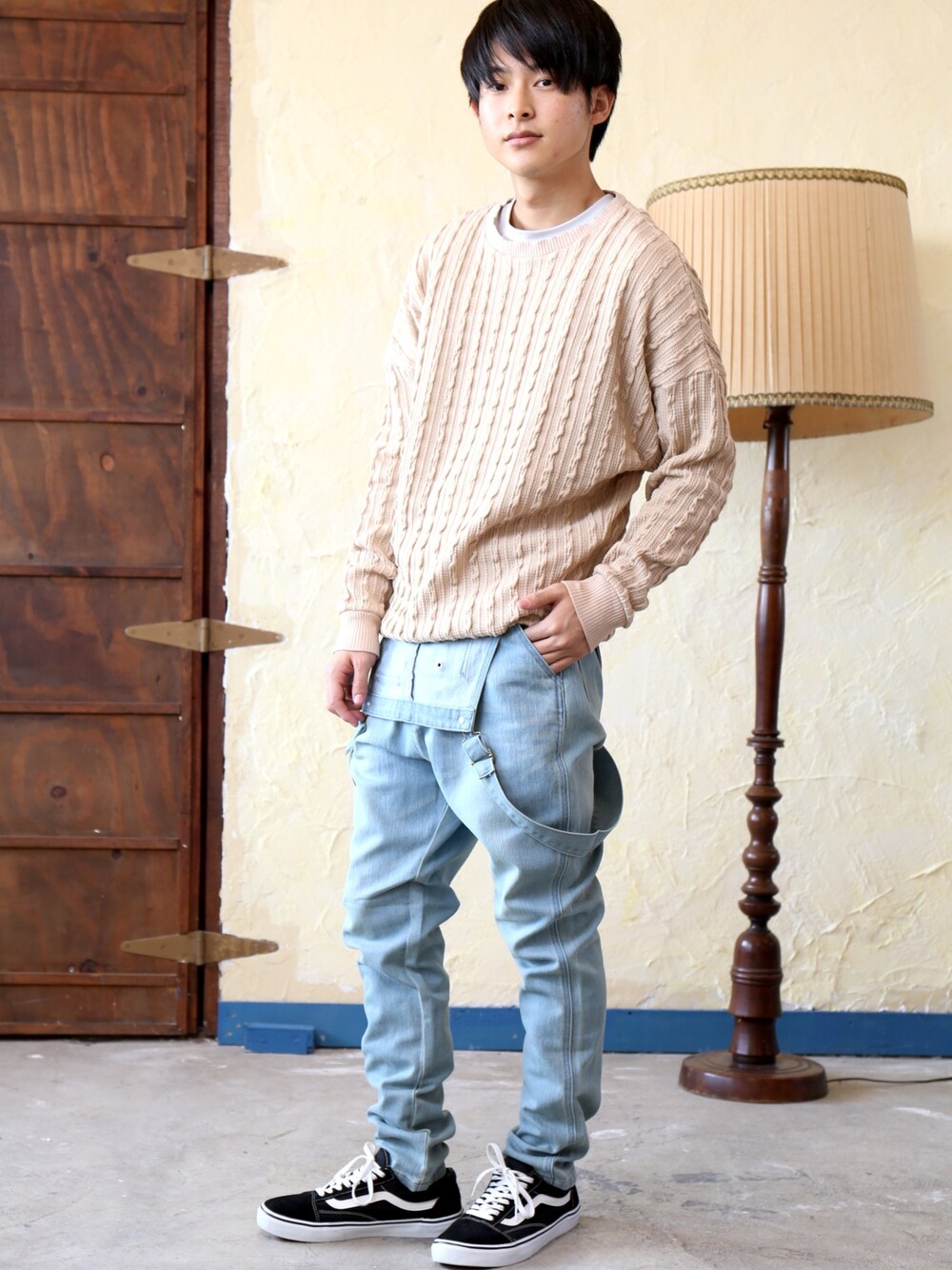 ブルー系のサロペット/オーバーオール、ホワイト系のニット/セーターを着用したメンズの秋コーディネートの1枚目の写真