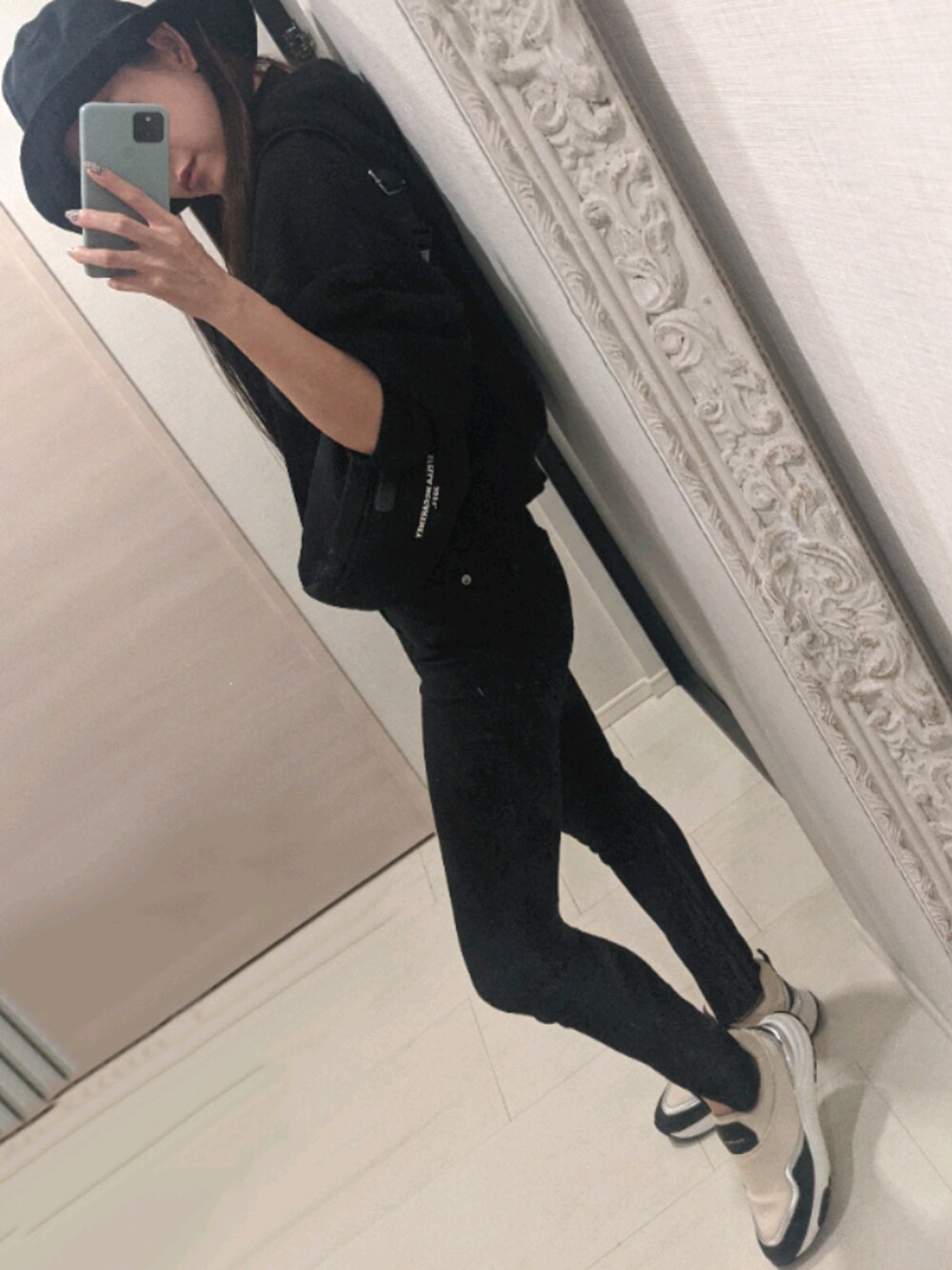 「TODAYFULのアイテム（デニムパンツ、ブラック系）」を使った、100039さん（レディース・158cm）の秋コーディネートの1枚目の写真