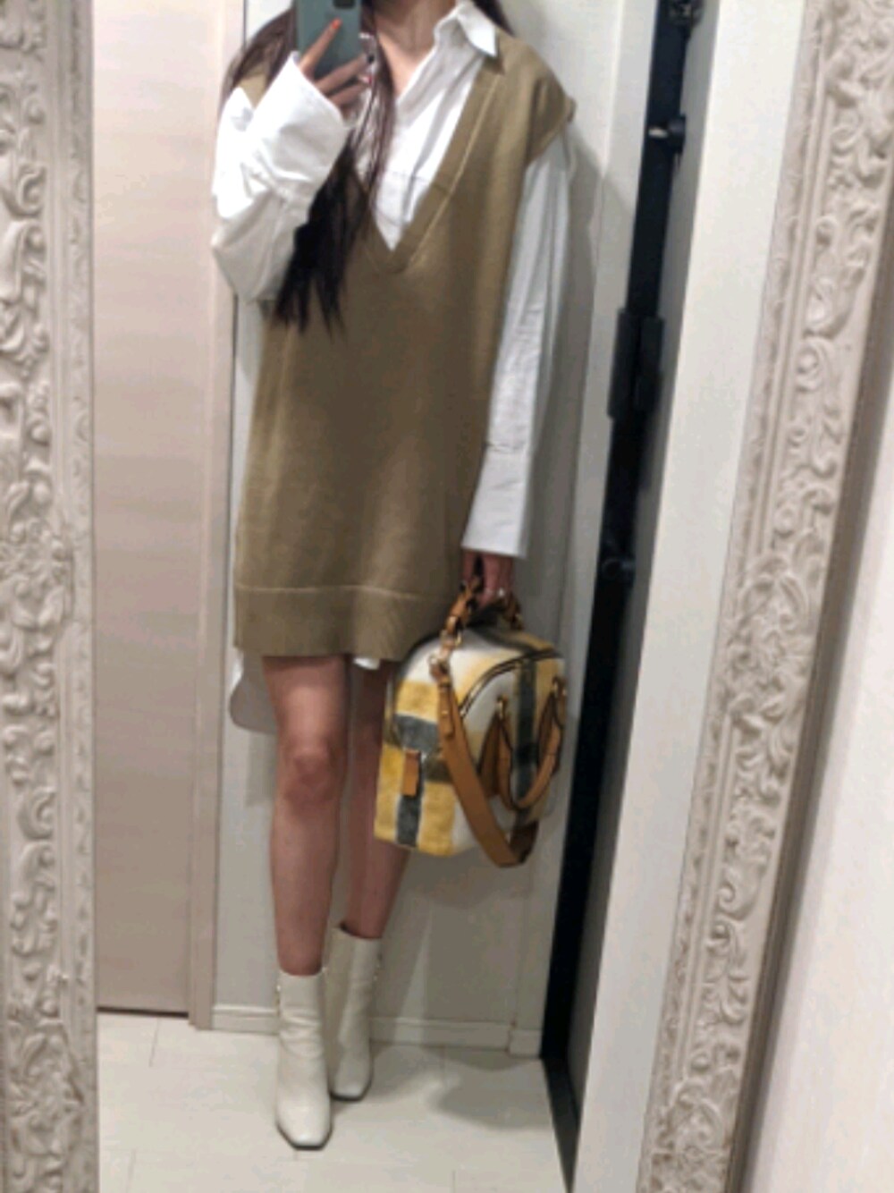 「ZARAのアイテム（シャツ/ブラウス、ホワイト系）」を使った、100039さん（レディース・158cm）の冬コーディネートの1枚目の写真