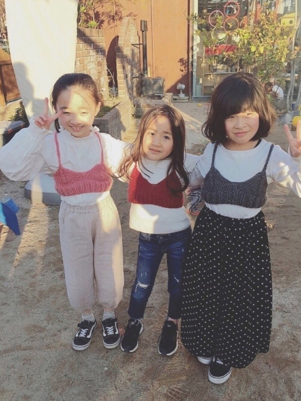 「キッズコーデ、おんなのこ、リンクコーデ、ニットビスチェ、ハンドメイド、ナイキ、ハラチ、ZARA KIDS」｜「かなぼんmade😘のアイテム（その他トップス、レッド系）」を使った、⁂sooora⁂さん（キッズ・110cm）の春コーディネートの1枚目の写真