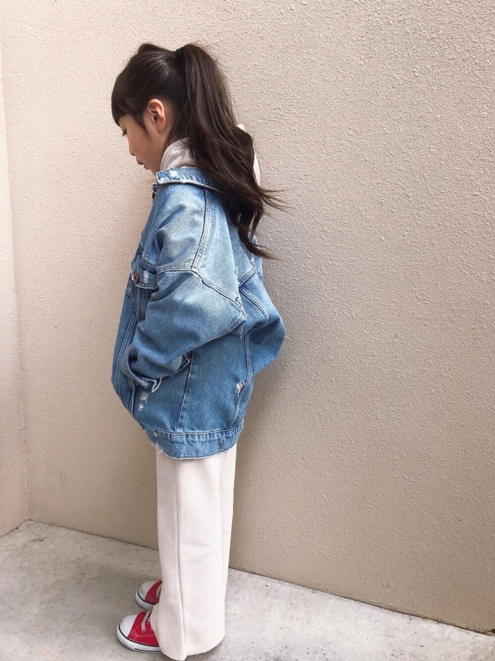 「オーバーサイズ、デニジャケ、パーカー、スリットパンツ、コンバース オールスター、春コーデ」｜「ZARA KIDSのアイテム（デニムジャケット、ブルー系）」を使った、⁂sooora⁂さん（キッズ・120cm）の冬コーディネートの1枚目の写真