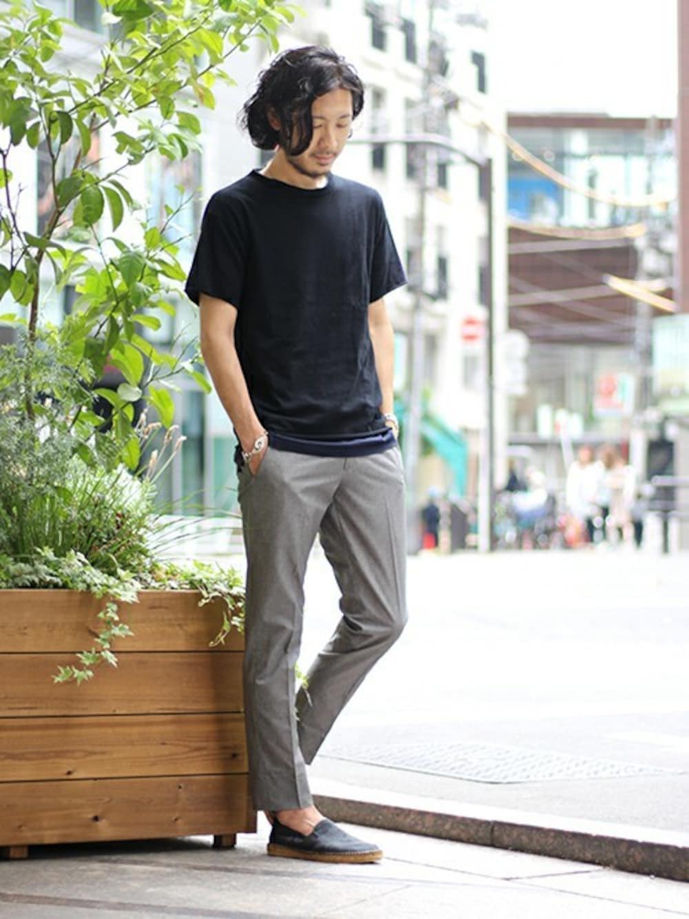 「別注、スラックス、休日スタイル、スリッポン、クロップドパンツ、v::room、EDIFICE、gaimo、カットオフ」｜「v::roomの《予約》v::room 2PACK TEE（Tシャツ/カットソー、ホワイト系）」を使った、TSUDAさん（メンズ・178cm）の夏コーディネートの1枚目の写真
