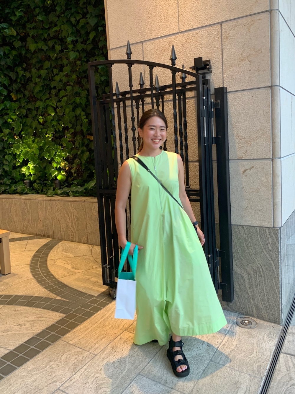 「COS、suicoke、ワンピース、154cm」｜「COSのアイテム（ワンピース、グリーン系）」を使った、Momokaさん（レディース・154cm）の夏コーディネートの1枚目の写真