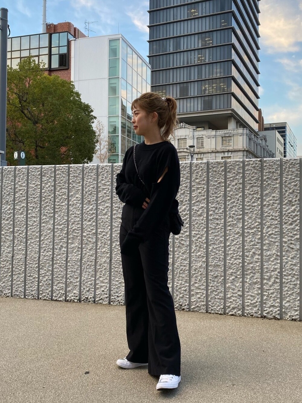 「Diesel、converse、THE NORTH FACE、スニーカー、154cm、神戸、ブラック、ニット」｜「DIESELのレディース　カシミア ミックス ニットトップス（ニット/セーター、ブラック系）」を使った、Momokaさん（レディース・154cm）の秋コーディネートの1枚目の写真