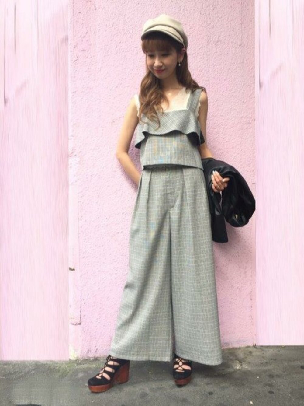 ブラウン系のシャツ/ブラウス、ブラウン系のその他パンツ、ホワイト系のシャツ/ブラウスを着用したレディースの夏コーディネートの1枚目の写真