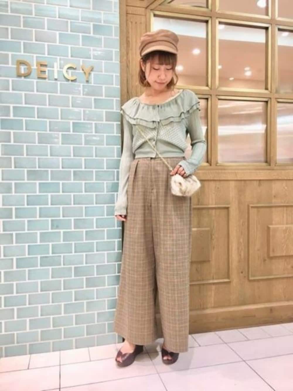 グリーン系のカーディガン/ボレロ、ブラウン系のその他パンツ、イエロー系のキャスケットを着用したレディースの夏コーディネートの1枚目の写真