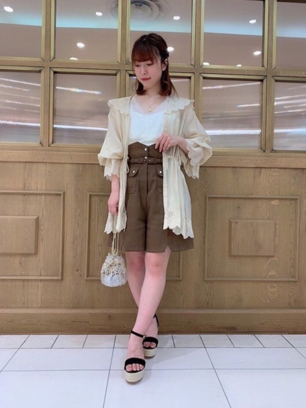 ベージュ系のシャツ/ブラウス、ブラウン系のその他パンツ、ブラック系のサンダルを着用したレディースの春コーディネートの1枚目の写真