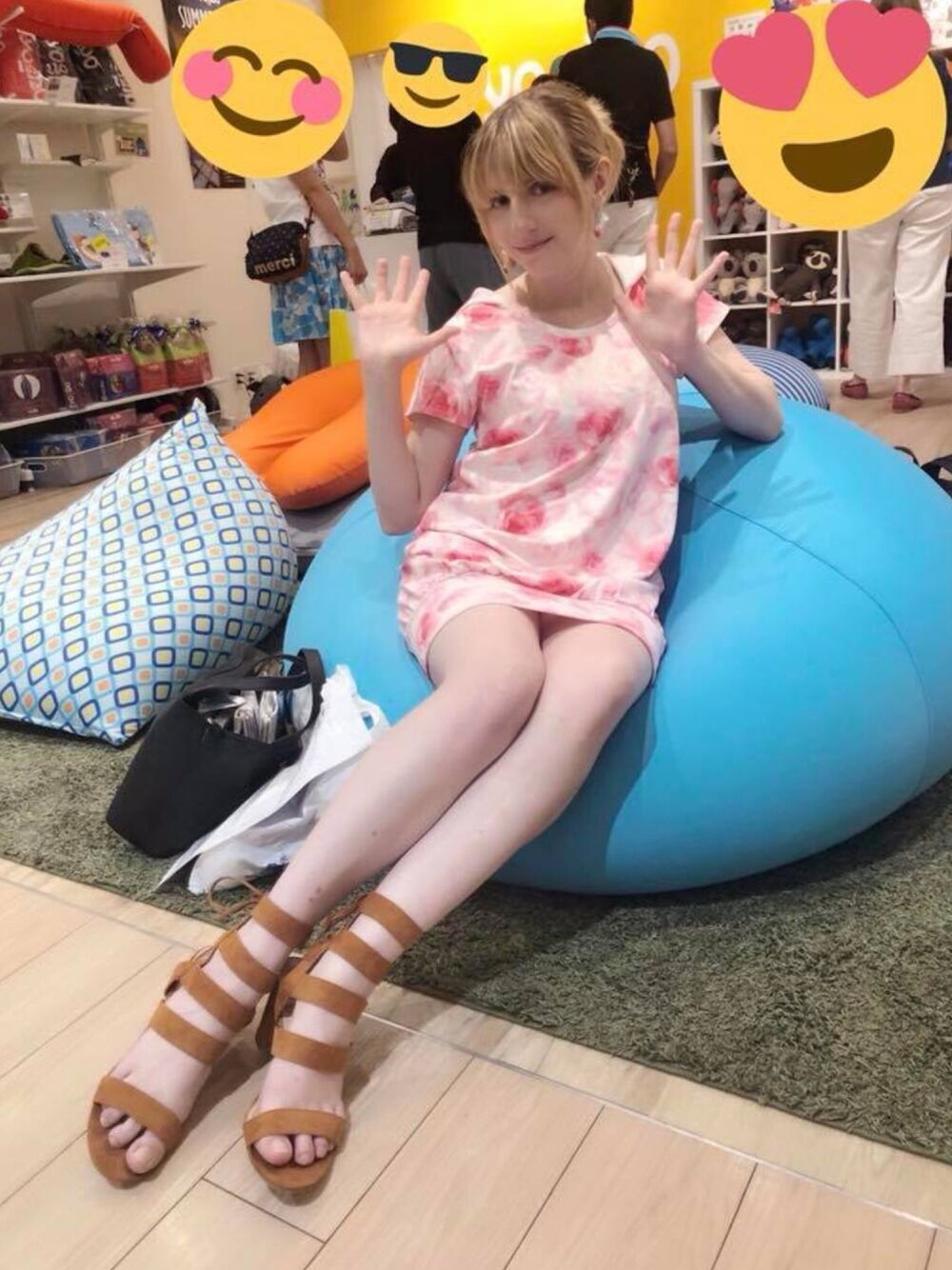 「ピンク、夏コーデ、脚長、脚出し」｜「夢展望の(ワンピース)　ぼかしローズ花柄ゆるピタパーカーワンピース【Ｍ～ＬＬ】【レディース】【通販】（ワンピース、ホワイト系）」を使った、サラ・ネルキンさん（レディース・165cm）の冬コーディネートの1枚目の写真
