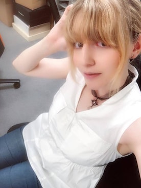 「アイテム（イヤリング）」を使った、サラ・ネルキンさん（レディース・165cm・20代）の冬コーディネート