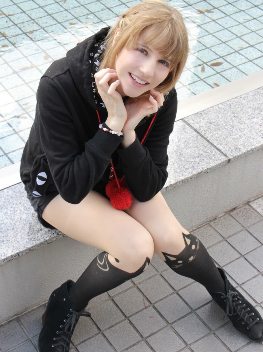 「ショートパンツ、冬コーデ、ネコミミ、ショーツ、ブラックショーツ、ブラックパーカー、黒ショーツ、ネコパーカー、ねこみみパーカー」｜「はーとじゃぱんのアイテム（パーカー、ブラック系）」を使った、サラ・ネルキンさん（レディース・165cm）の冬コーディネートの1枚目の写真