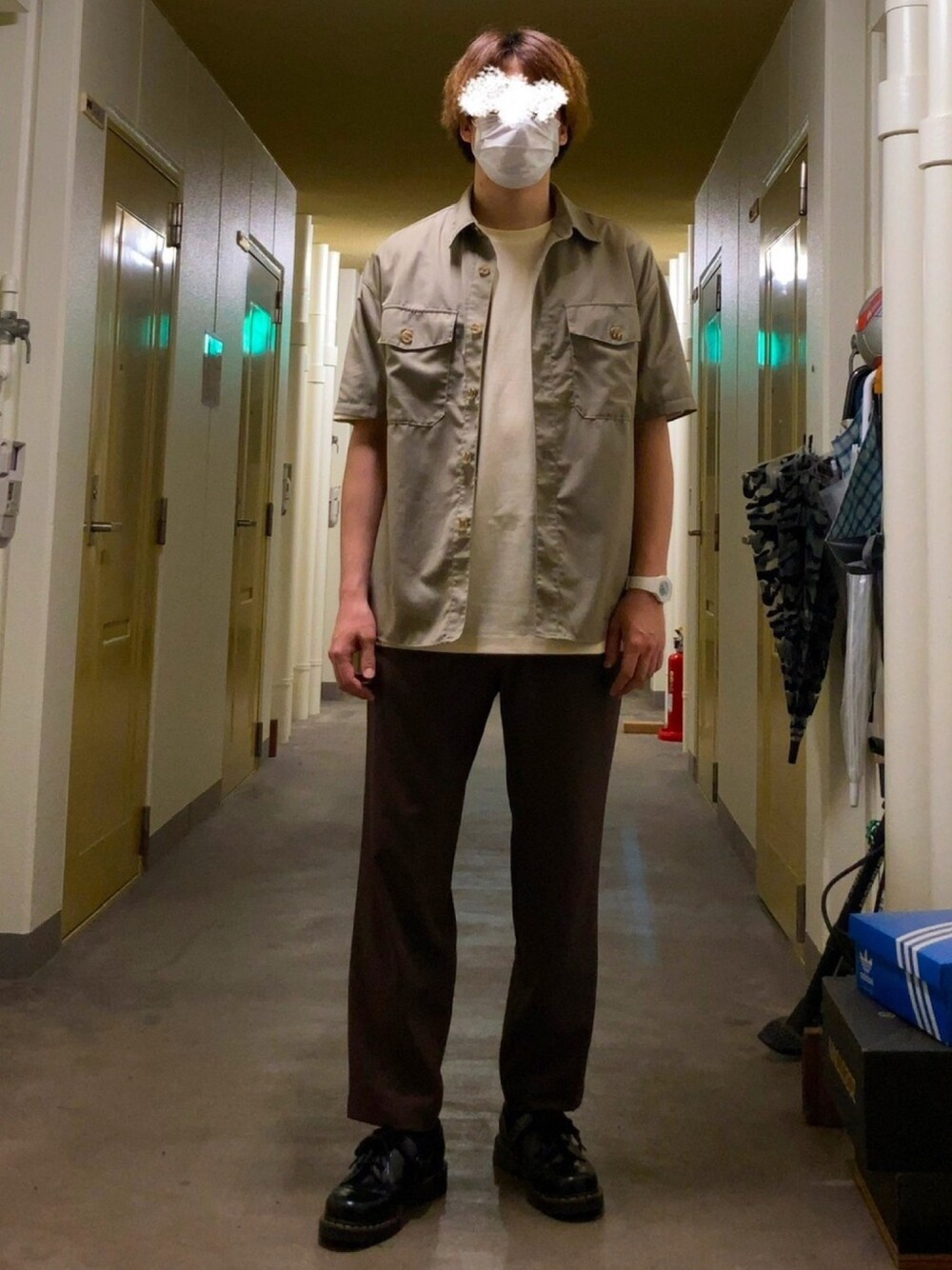 ベージュ系のシャツ/ブラウス、ホワイト系のTシャツ/カットソー、ブラウン系のスラックスを着用したメンズの夏コーディネートの1枚目の写真