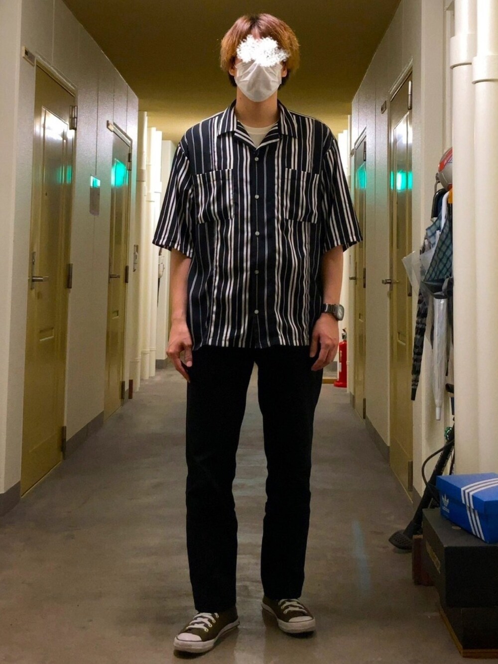 「いいね、save、フォローお願いします🤑、おしゃれさんと繋がりたい、これが私をアゲる服、初夏コーデ、モノトーン、オープンカラーシャツ、ストライプシャツ、スニーカーコーデ、ハイカットスニーカー、converse」｜「JUNREDの切替マルチストライプシャツ（シャツ/ブラウス、ブラック系）」を使った、KTRさん（メンズ・176cm）の夏コーディネートの1枚目の写真