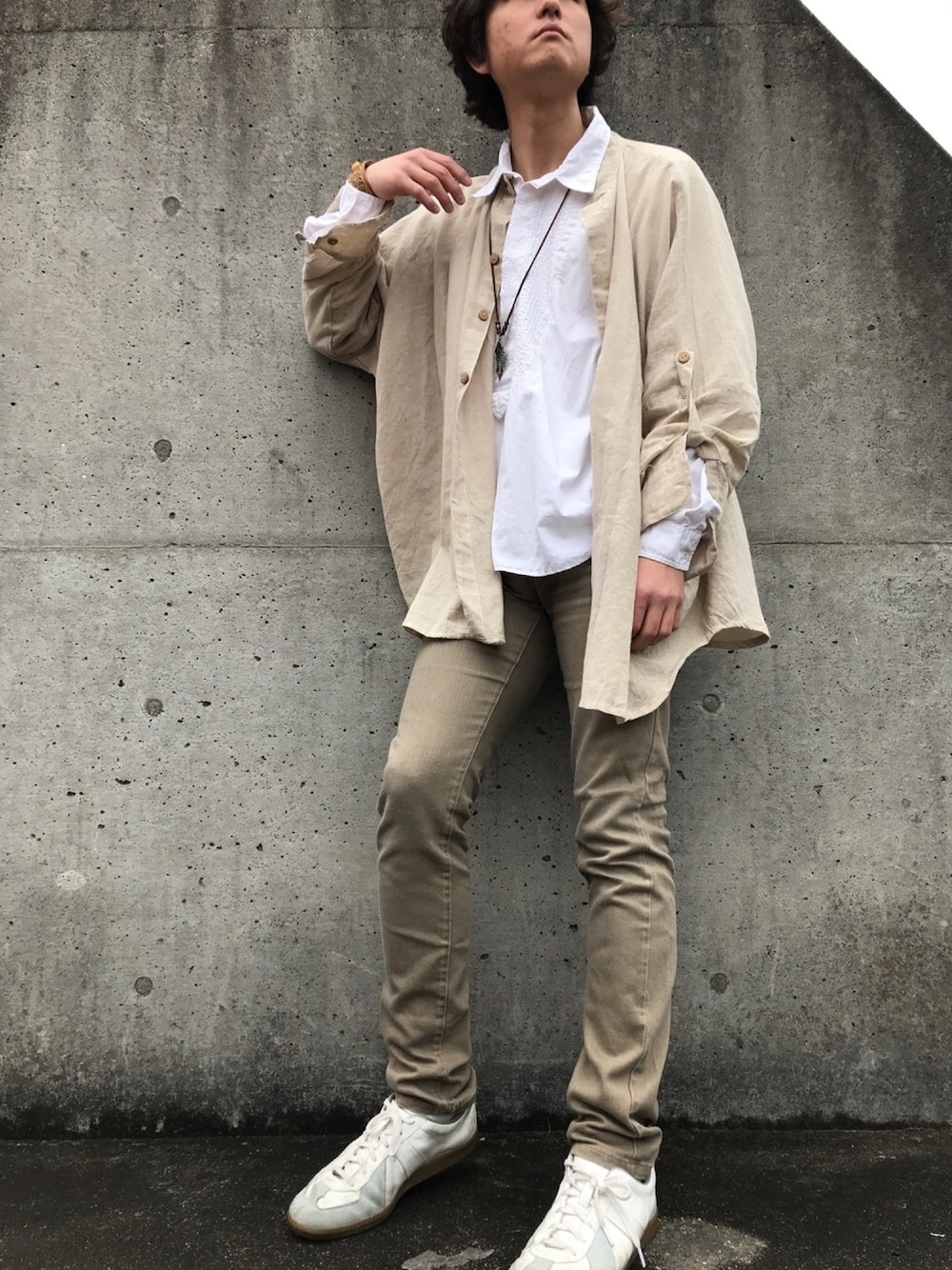 「ジャーマントレーナー、春、ベージュコーデ、民族、多民族、スキニー」｜「VINTAGEのアイテム（シャツ/ブラウス、ホワイト系）」を使った、エースケさん（メンズ・174cm）の春コーディネートの1枚目の写真
