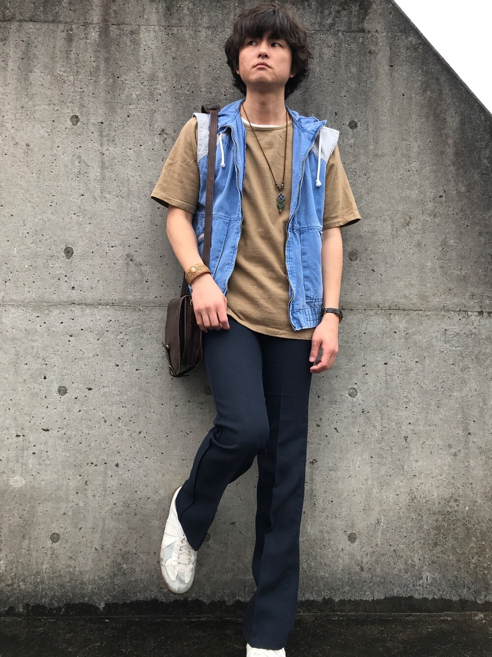「Wrangler、春、ベスト、クセ、シンプル」｜「Wranglerのアイテム（スラックス、ブルー系）」を使った、エースケさん（メンズ・174cm）の春コーディネートの1枚目の写真