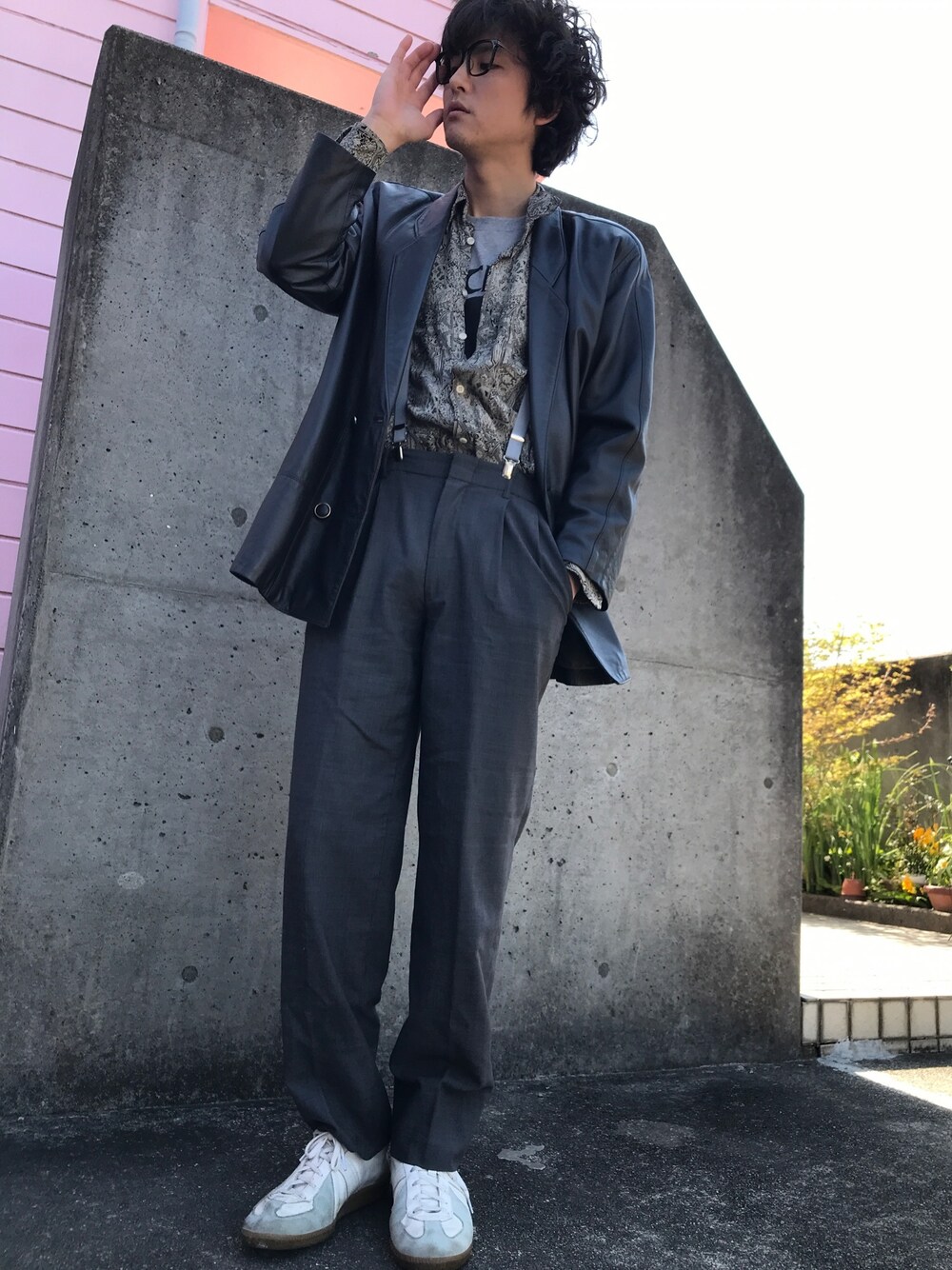 「ワントーンコーデ、グレー、メガネ男子、サスペンダー、スラックス、テーラードジャケット、ダブルジャケット」｜「GERMAN TRAINERのアイテム（スニーカー、ホワイト系）」を使った、エースケさん（メンズ・174cm）の春コーディネートの1枚目の写真