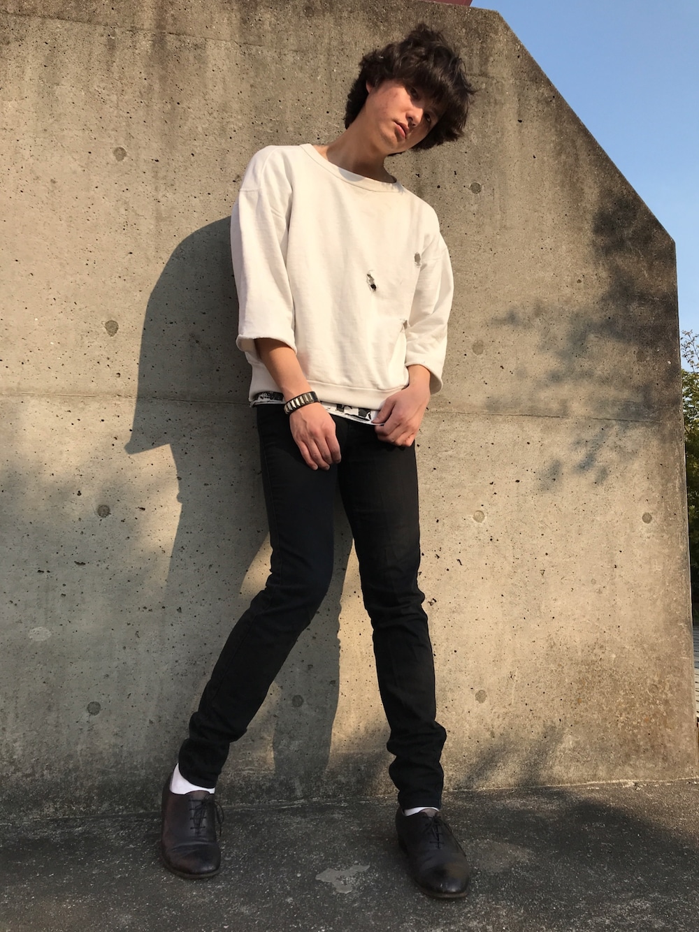 「黒スキニー、モノトーン、パンク、ガレージ、レザーシューズ」｜「UNIQLOのアイテム（その他パンツ、ブラック系）」を使った、エースケさん（メンズ・174cm）の春コーディネートの1枚目の写真
