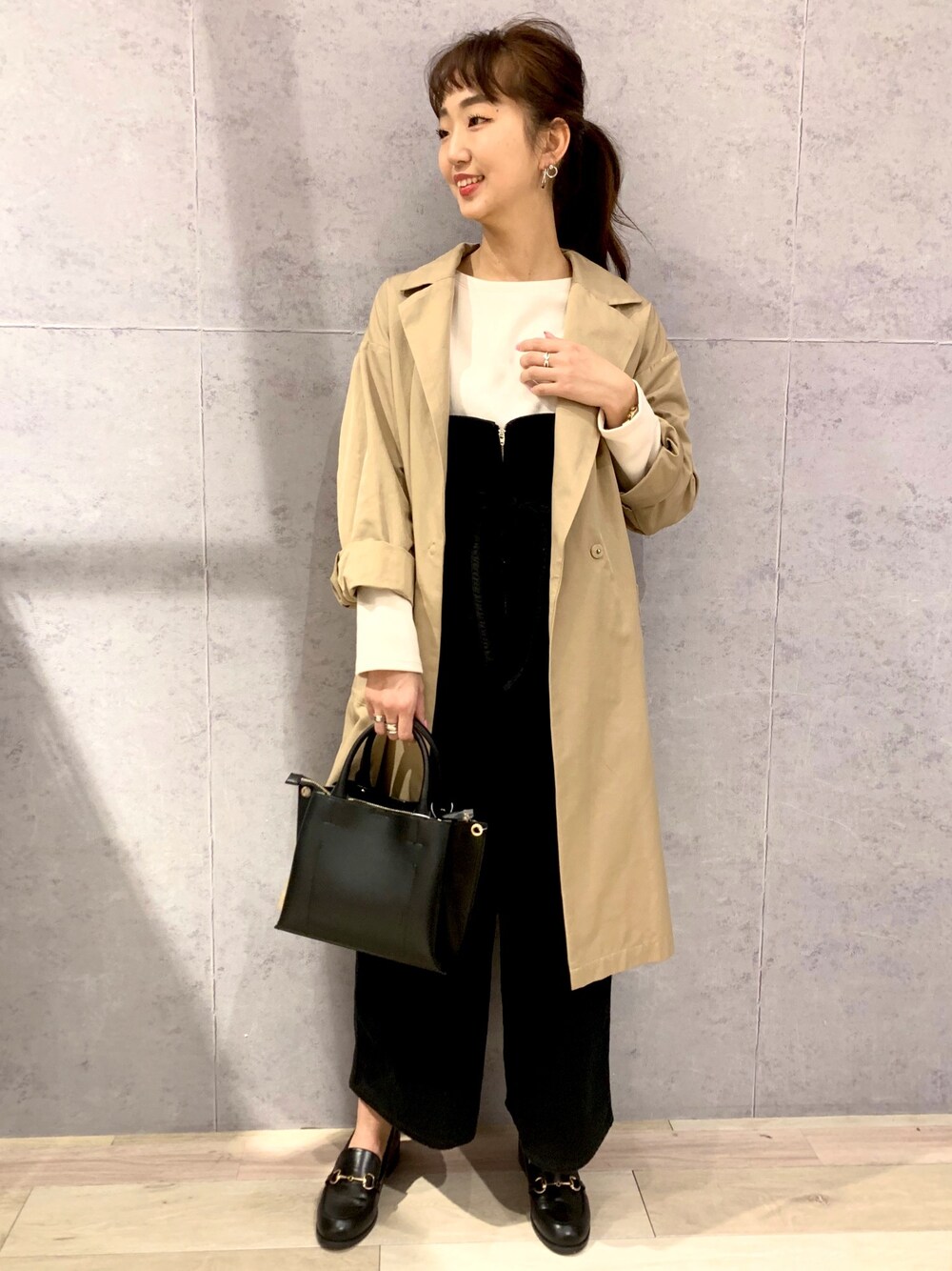 「シンプルコーデ、オトナ女子、おしゃれさんと繋がりたい、きれいめカジュアル、ベージュコーデ、キレイめ、プチプラコーデ、LEPSIM、ラフコーデ」｜「LEPSIMのライトタックミニTOTE　865240（トートバッグ、ブラック系）」を使った、yopieさん（レディース・162cm）の冬コーディネートの1枚目の写真