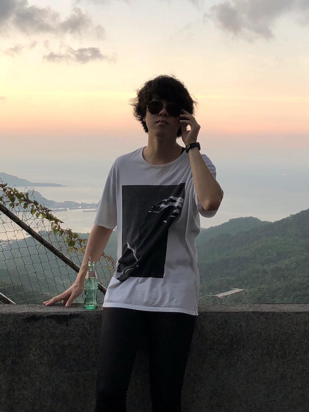 「LAD MUSICIAN、LADMUSICIAN、台湾、九份」｜「LAD MUSICIANのアイテム（Tシャツ/カットソー、ホワイト系）」を使った、cityさん（メンズ・180cm）の夏コーディネートの1枚目の写真