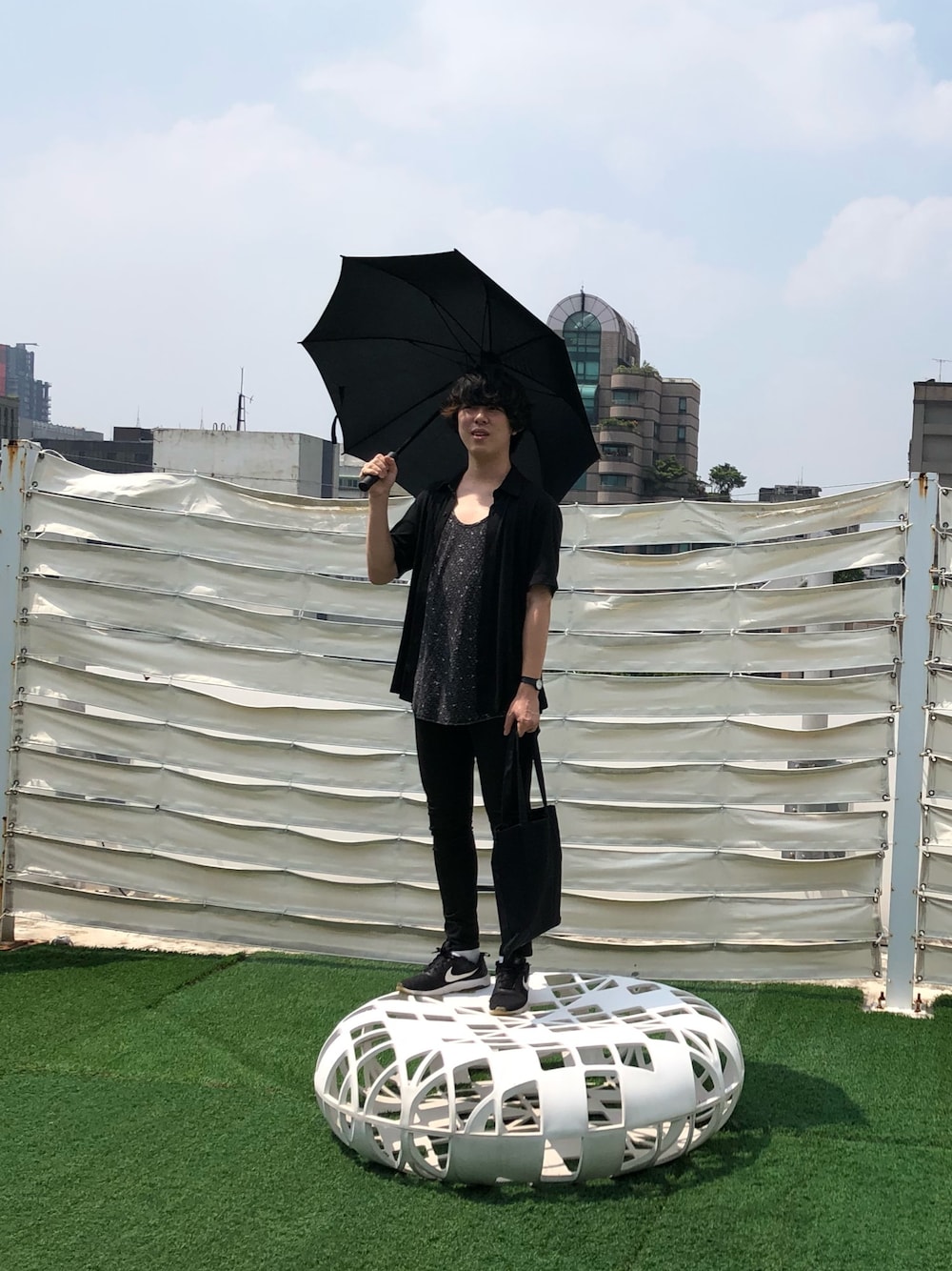 「LAD MUSICIAN、UNIQLO、Thomas mayer、トーマスマイヤー、A.P.C.、COMME des GARCONS、TAIPEI、Taiwan」｜「UNIQLOのエアリズムフルオープンポロ（半袖）（シャツ/ブラウス、ブラック系）」を使った、cityさん（メンズ・180cm）の春コーディネートの1枚目の写真
