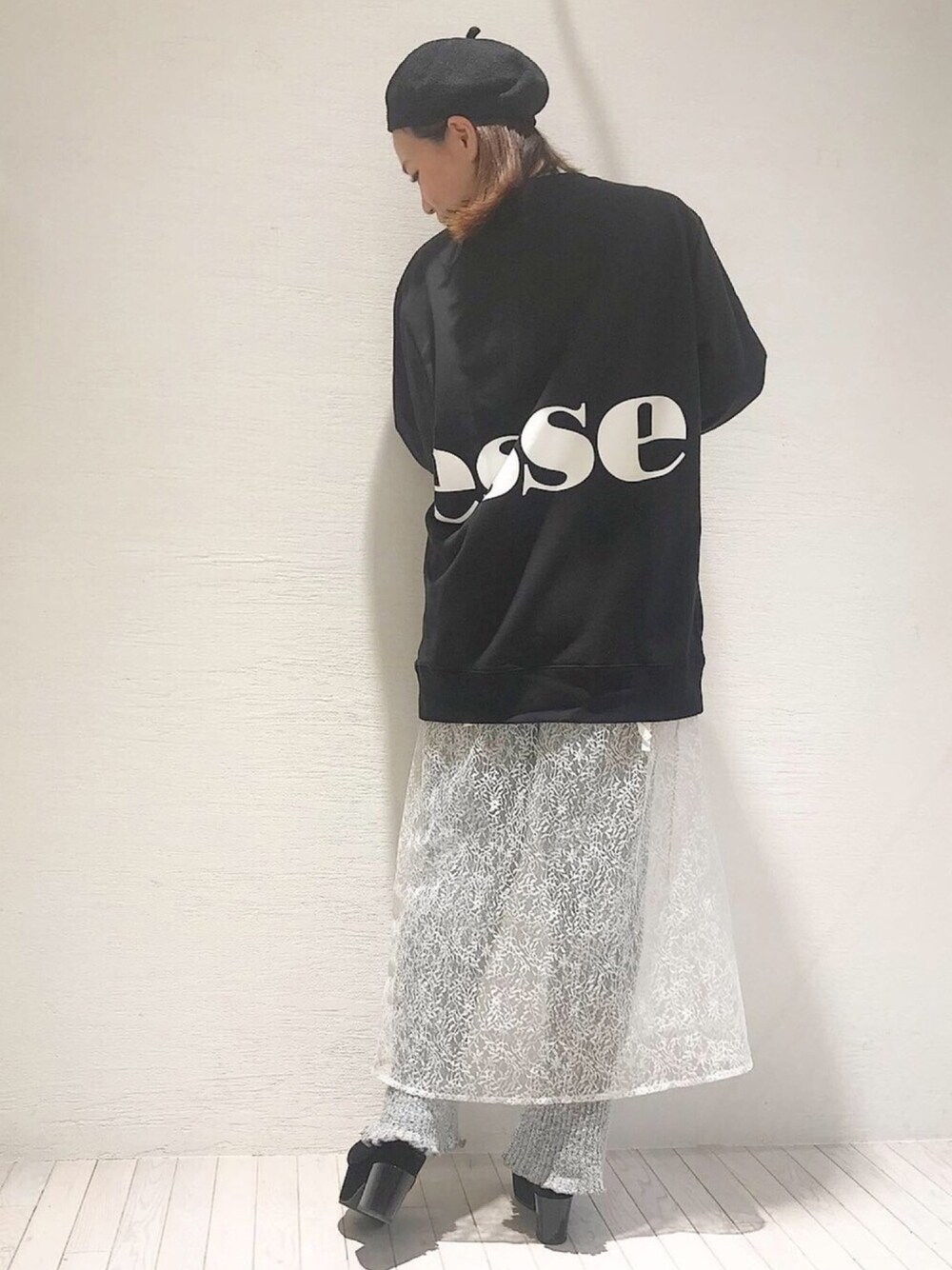 「カジュアルコーデ、スエット、コラボ、オーバーサイズ、モノトーン、レースワンピース、ellesse、ミスティック(mystic)、ニットパンツ」｜「mysticのサマーベレー（ハンチング/ベレー帽、ブラック系）」を使った、nakanishi_sakiさん（レディース・154cm）の秋コーディネートの1枚目の写真