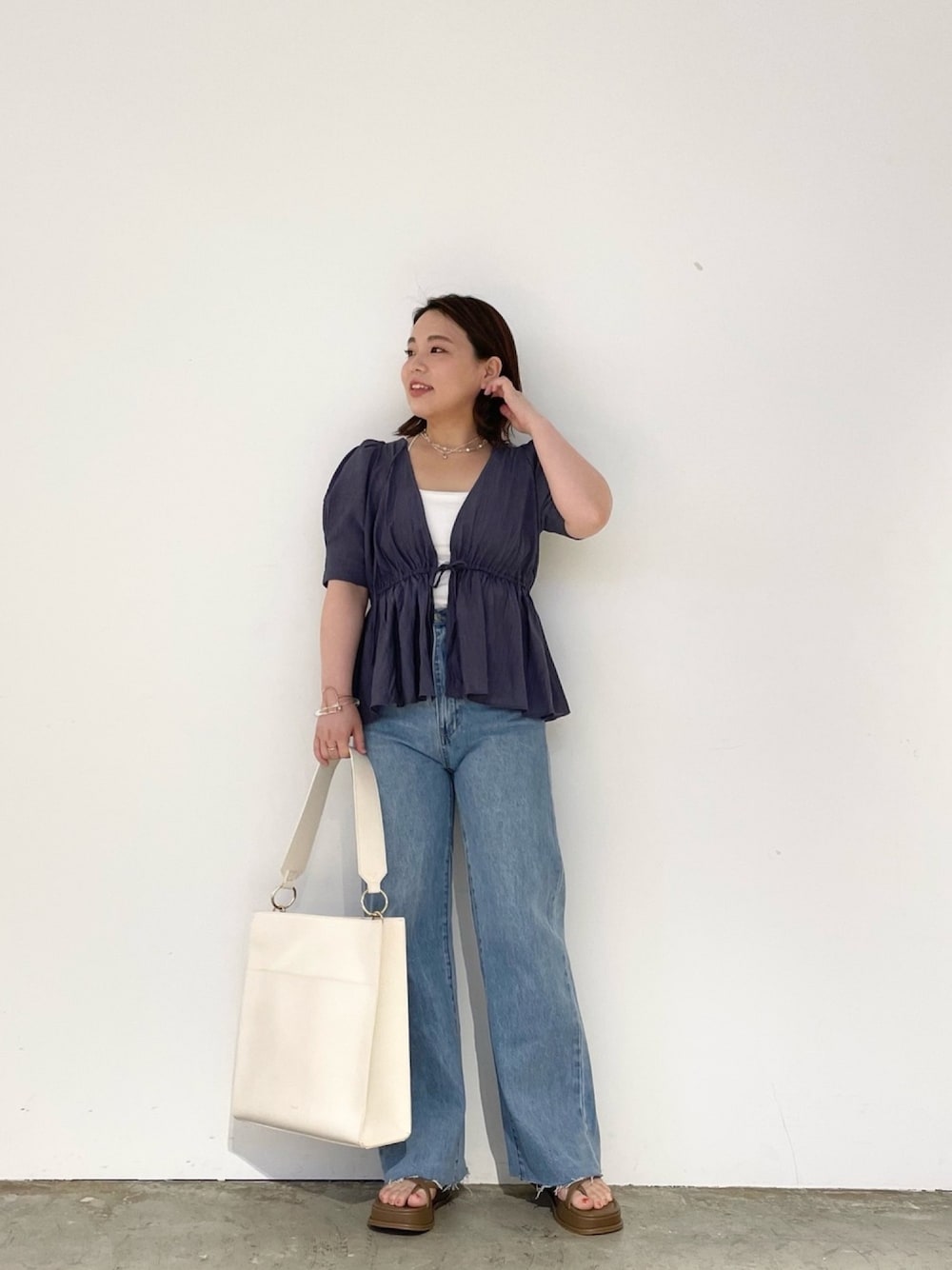 「春夏コーデ、オトナ女子、大人カジュアル、トートバッグ、パンツスタイル、きれいめカジュアル、デニム、ブラウス、ブラウス×デニム、ネイビー」｜「mysticのバックVリボンブラウス（シャツ/ブラウス、グレー系）」を使った、nakanishi_sakiさん（レディース・154cm）の夏コーディネートの1枚目の写真
