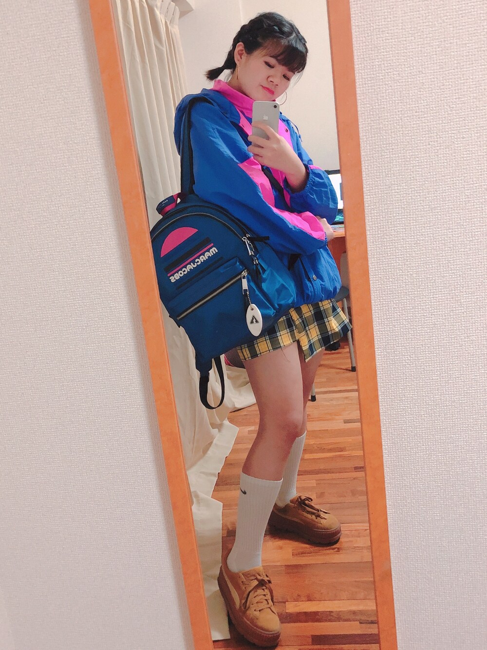 「パープルコーデ、古着」｜「MARC JACOBSのTREK PACK/トレック パック スポート ロゴ ラージ バックパック リュック（バックパック/リュック、ブルー系）」を使った、かおるんさん（レディース・163cm）の春コーディネートの1枚目の写真