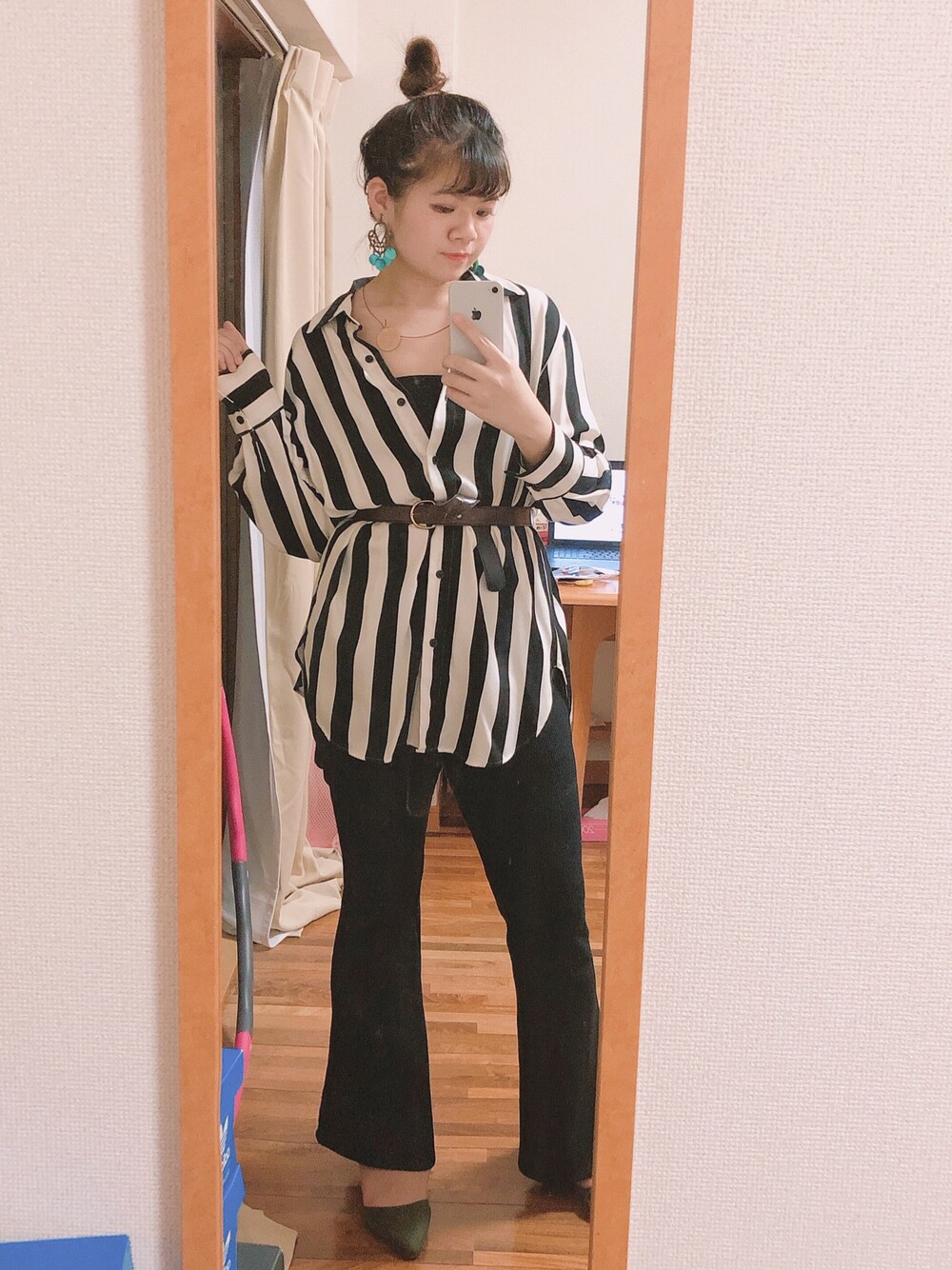 「お洒落さんとつながりたい、休日スタイル、春夏コーデ、フレアパンツ」｜「Bershkaのアイテム（シャツ/ブラウス、ブラック系）」を使った、かおるんさん（レディース・163cm）の夏コーディネートの1枚目の写真