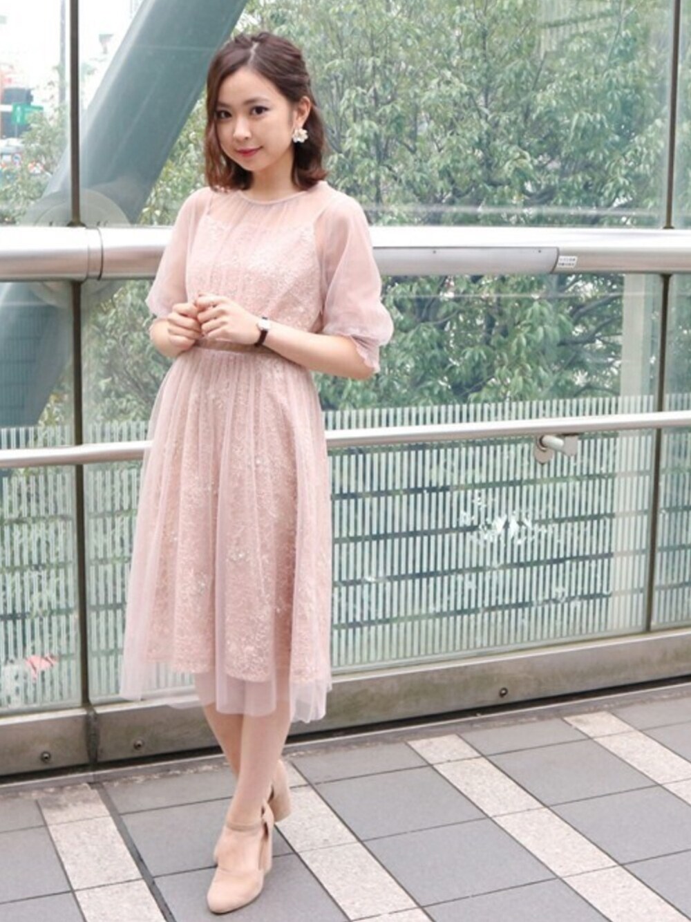 ドレスを使った「ピンクベージュ」の人気ファッション
