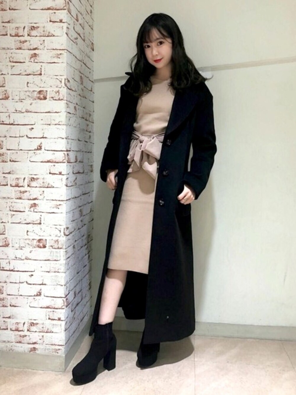 「ブラック、リボン、ぺプラム、ロングコート、キレイめ、上品、デートコーデ、大人女子、もてコーデ、大人かわいい」｜「MIIAのスーパーロングコート（チェスターコート、ブラック系）」を使った、MIIAさん（レディース・160cm）の冬コーディネートの1枚目の写真
