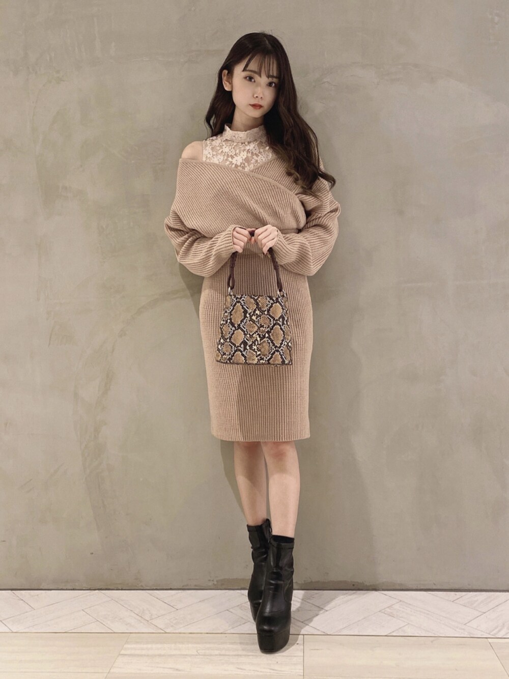 MIIA（ミーア）の「レースタートルカシュクールニットワンピース