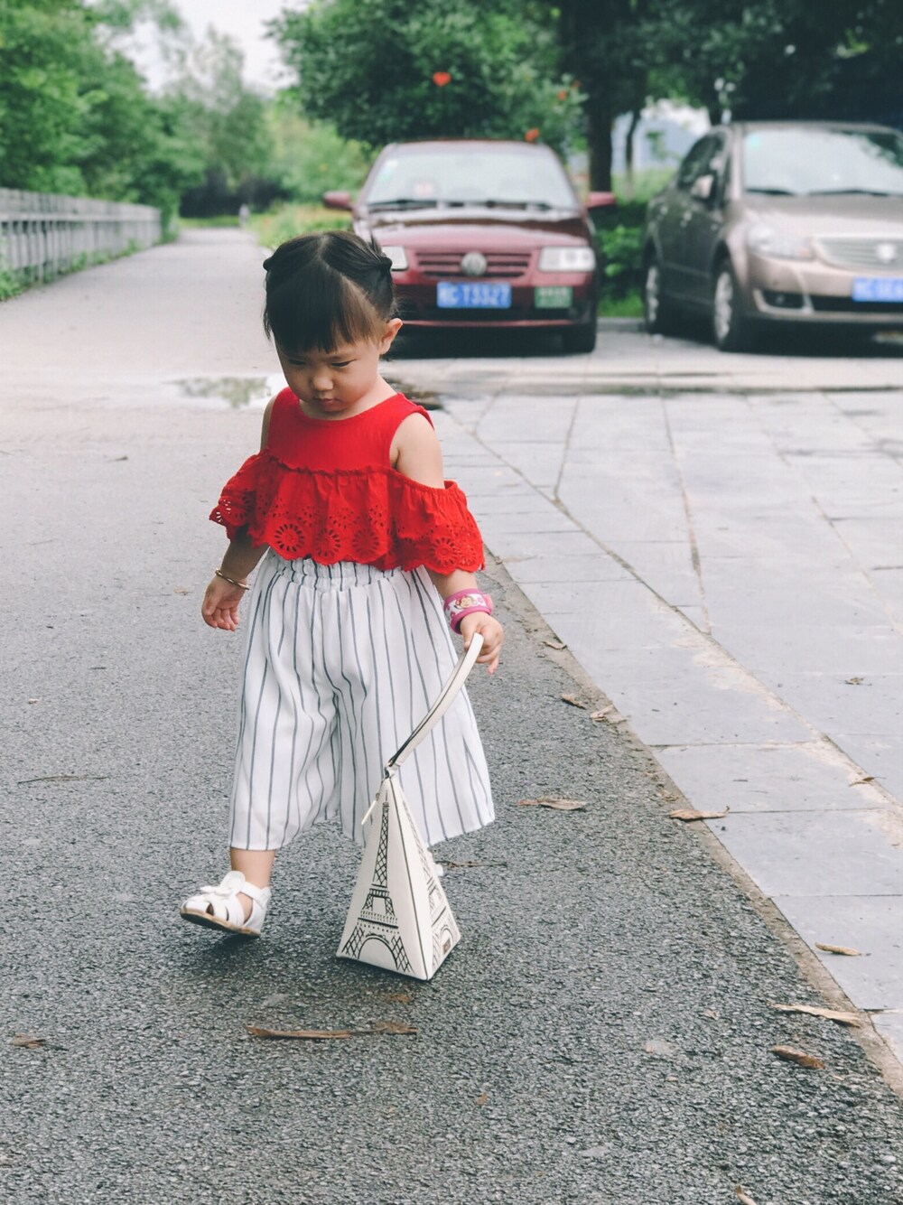 「petit mainのシャーリングレースオフショルダー＆タンクトップ（タンクトップ、レッド系）」を使った、Tangleleさん（キッズ・90cm）の夏コーディネートの1枚目の写真