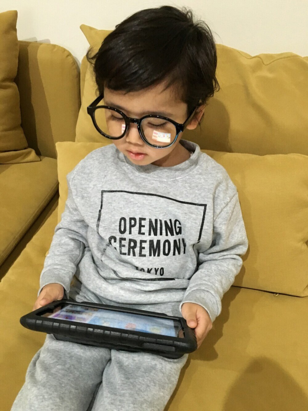 「シンプルコーデ、カジュアル、男の子、パジャマ、シンプル、カジュアルコーデ、モノトーン、おとこのこ、きりえプリント、OPENING CEREMONY」｜「西松屋のアイテム（ルームウェア/パジャマ、グレー系）」を使った、MIRAITOさん（キッズ・100cm）の秋コーディネートの1枚目の写真