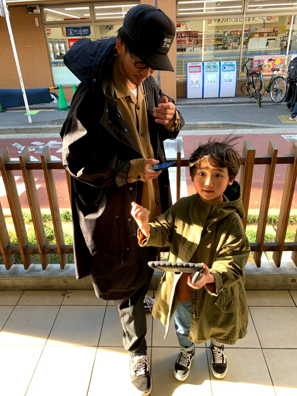「カジュアルコーデ、プチプラ、スニーカー、シンプルコーデ、キャップ、デニム、シンプル、プチプラコーデ、カジュアル、モノトーン」｜「RonHerman VINTAGEのアイテム（キャップ、ブラック系）」を使った、MIRAITOさん（キッズ・120cm）の春コーディネートの1枚目の写真