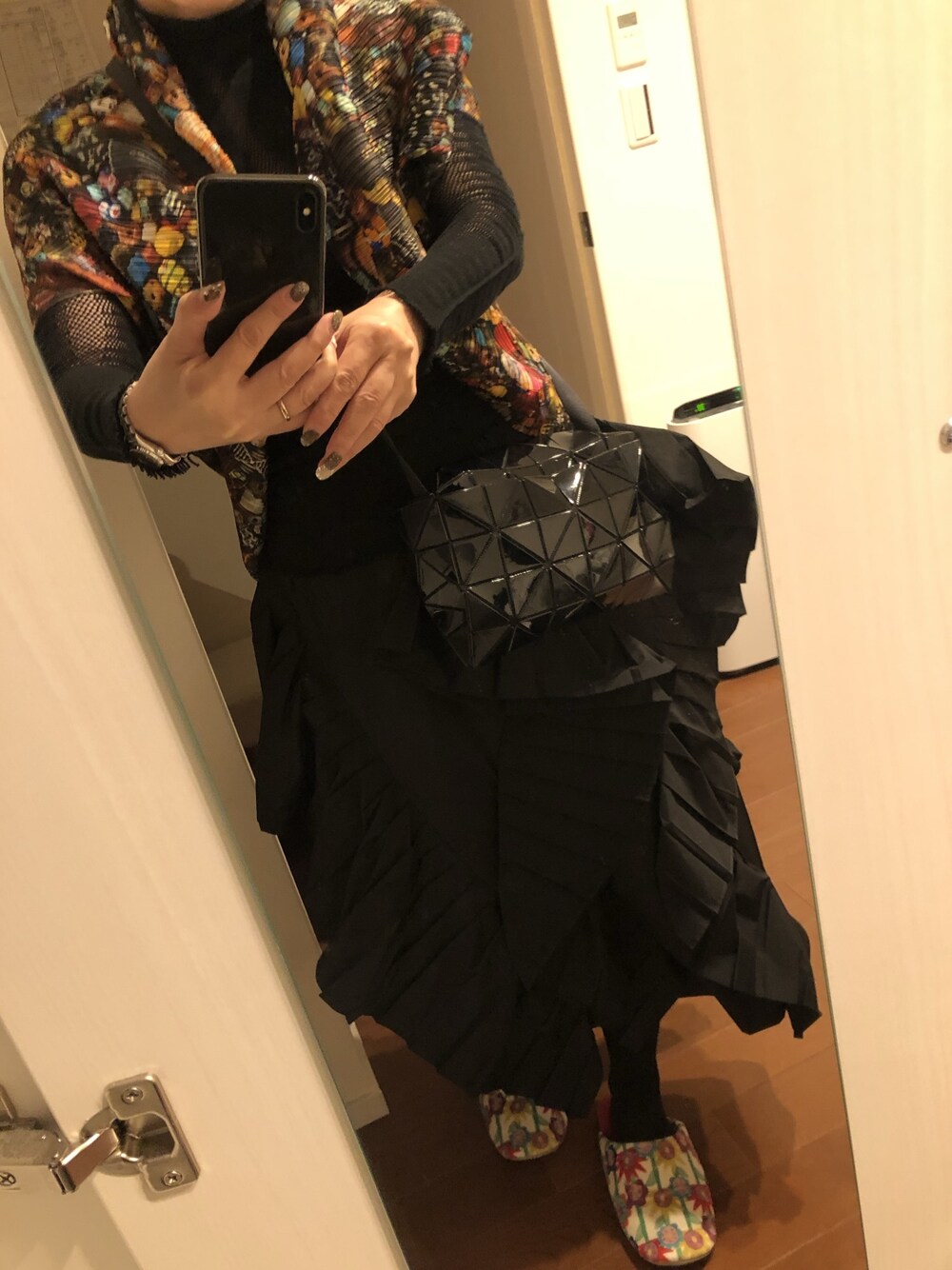 「冬、レイヤードスタイル、おしゃれさんと繋がりたい、ショルダーバッグ」｜「ISSEY MIYAKEのアイテム（ショルダーバッグ、ブラック系）」を使った、manapin1120さん（レディース・162cm）の冬コーディネートの1枚目の写真
