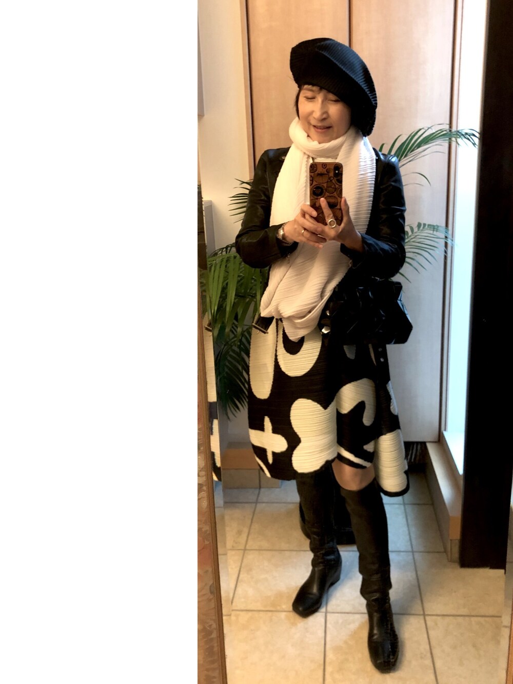 「きれいめカジュアル、おしゃれさんと繋がりたい、ブラック、大人カジュアル」｜「PLEATS PLEASEのアイテム（ワンピース、ホワイト系）」を使った、manapin1120さん（レディース・162cm）の冬コーディネートの1枚目の写真