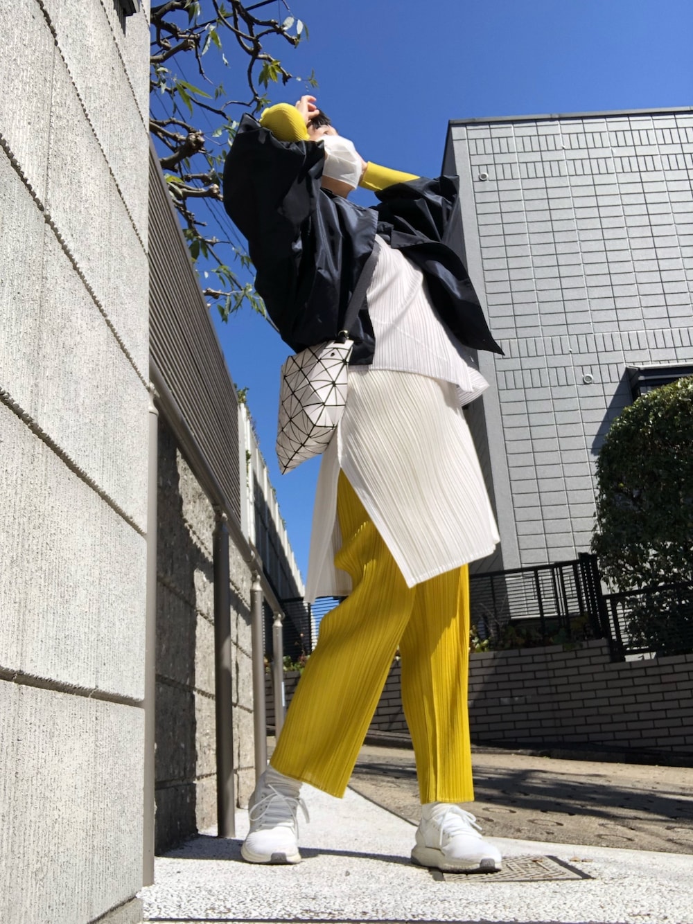 「カジュアルコーデ、イエロー、春コーデ、大人カジュアル」｜「PLEATS PLEASEのアイテム（チュニック、ホワイト系）」を使った、manapin1120さん（レディース・162cm）の春コーディネートの1枚目の写真