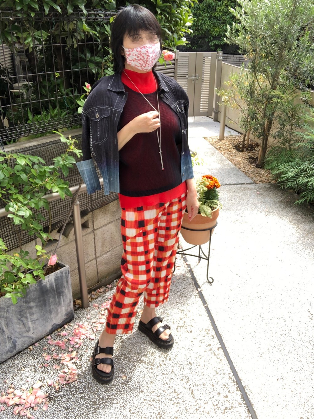 「これが私をアゲる服、ootd、サンダル、大人コーデ」｜「PLEATS PLEASEのアイテム（その他パンツ、レッド系）」を使った、manapin1120さん（レディース・162cm）の春コーディネートの1枚目の写真