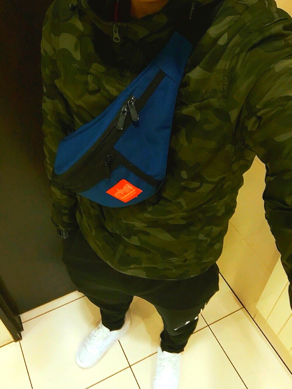 「NEW ERA、UNIQLO、nikeコーデ、NIKE AIR MAX、お洒落さんとつながりたい、休日スタイル、マンハッタンポーテージ、ラフコーデ」｜「Manhattan Portageの[マンハッタンポーテージ] BC★Manhattan Portage WEST ボディバッグ/B1101（ボディバッグ/ウエストポーチ、ブルー系）」を使った、Takuro...さん（メンズ・172cm）の冬コーディネートの1枚目の写真