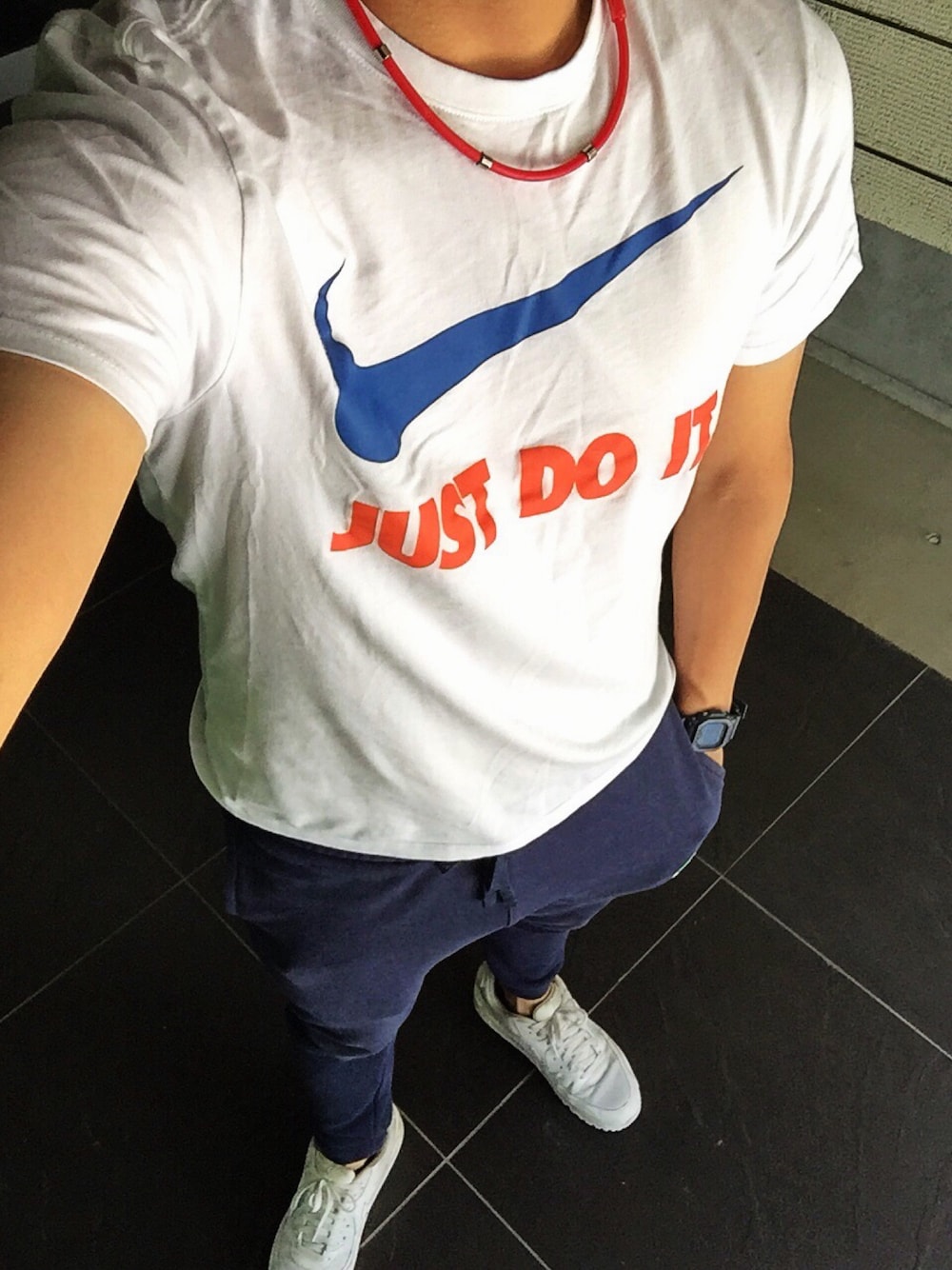 ホワイト系のTシャツ/カットソー、ブルー系のその他パンツ、ホワイト系のスニーカーを着用したメンズの夏コーディネートの1枚目の写真