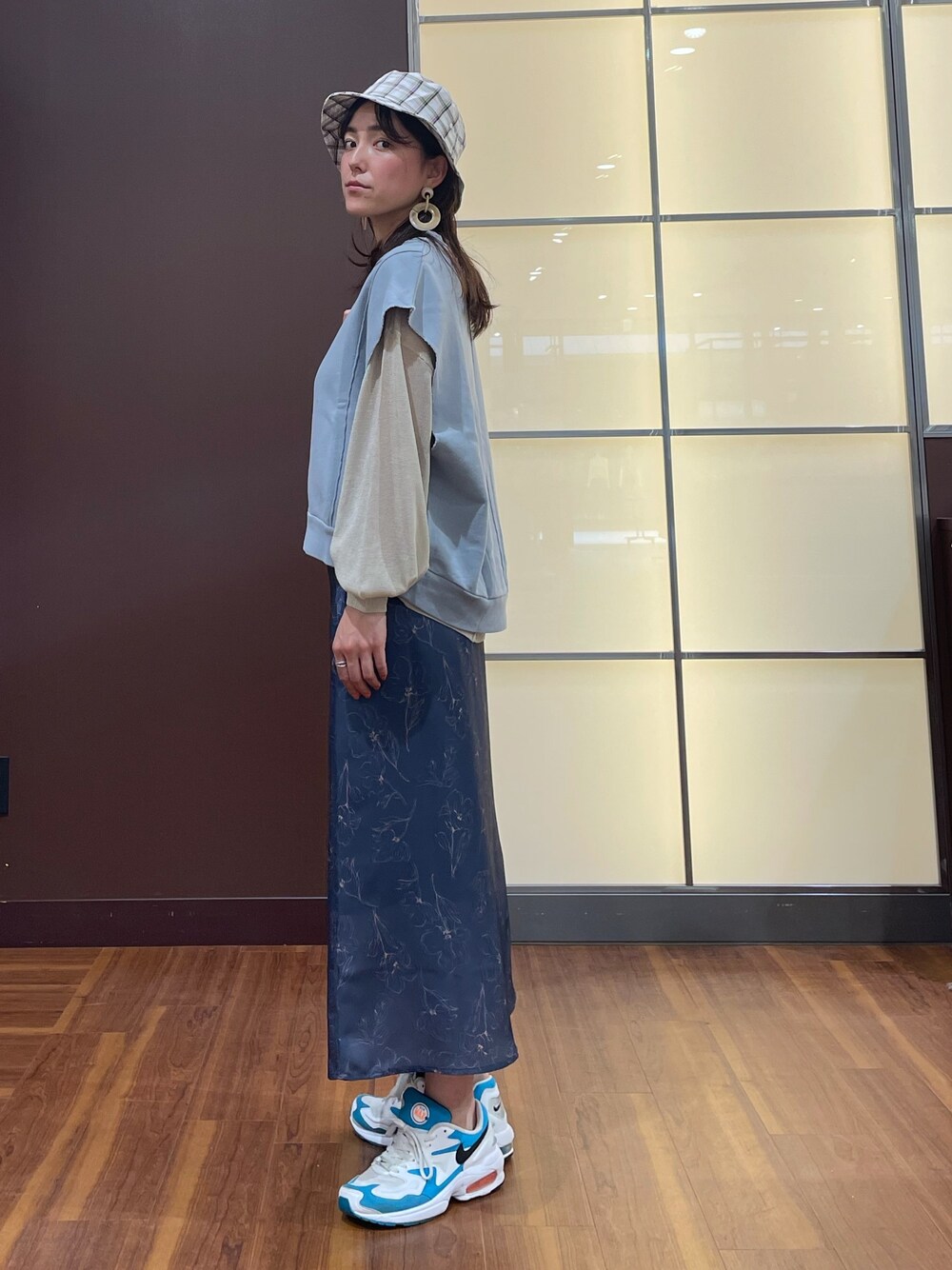 「おしゃれさんと繋がりたい、着回しコーデ、ベスト、シアー、アイテムズアーバンリサーチ、ITEMS URBANRESEARCH、スニーカー、花柄、花柄スカート」｜「ITEMS URBANRESEARCHのシアークルーネックニット（ニット/セーター、ベージュ系）」を使った、HIRANOさん（レディース・160cm）の春コーディネートの1枚目の写真