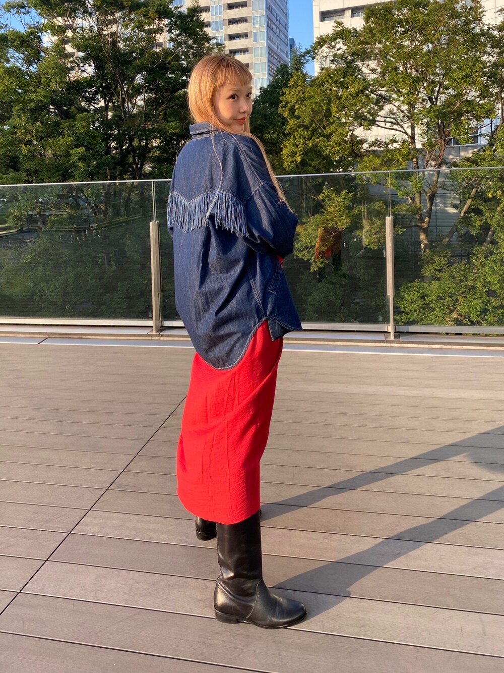 「ロングブーツ、デニムシャツ、フリンジ」｜「Ray BEAMSのREMI RELIEF × Ray BEAMS / 別注 レザー フリンジ シャツ（シャツ/ブラウス、ブルー系）」を使った、SAKKOさん（レディース・165cm）の冬コーディネートの1枚目の写真