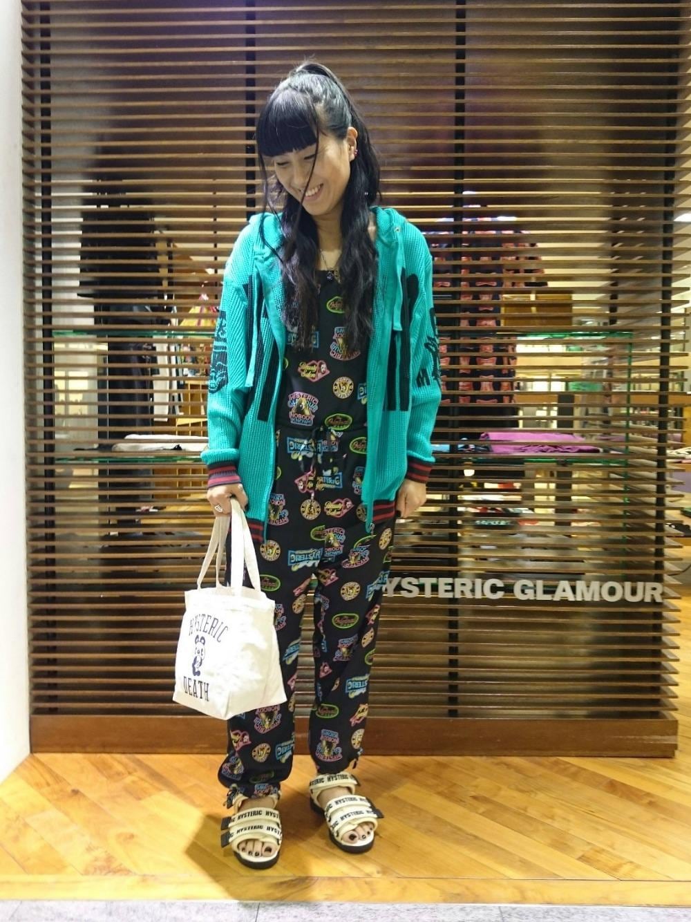 「カジュアル、パーカー、オールインワン、サンダル、Hysteric Glamour、ネコ、夏コーデ、ヒステリックグラマー、キャンバストートバッグ、スカルパンダ」｜「HYSTERIC GLAMOURのLOGO VELCRO サンダルスニーカー（サンダル、ホワイト系）」を使った、Rayさん（レディース・160cm）の夏コーディネートの1枚目の写真