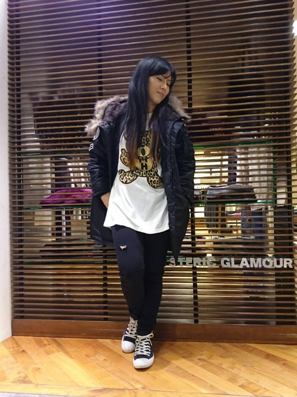 「コート、デニム、カジュアル、アニマル、Tシャツ、冬コーデ、N-3B、Hysteric Glamour、プリマロフト、HYSTERIC BEAR」｜「HYSTERIC GLAMOURのSデニム裾ZIP 九分丈スリムパンツ（デニムパンツ、ブラック系）」を使った、Rayさん（レディース・160cm）の秋コーディネートの1枚目の写真