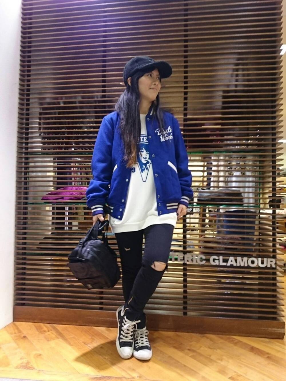 「スウェット、デニム、スタジャン、カジュアル、バッグ、トレーナー、PORTER、コラボレーション、Hysteric Glamour、ボアキャップ」｜「HYSTERIC GLAMOURのSデニム裾ZIP 九分丈スリムパンツ（デニムパンツ、ブラック系）」を使った、Rayさん（レディース・160cm）の秋コーディネートの1枚目の写真