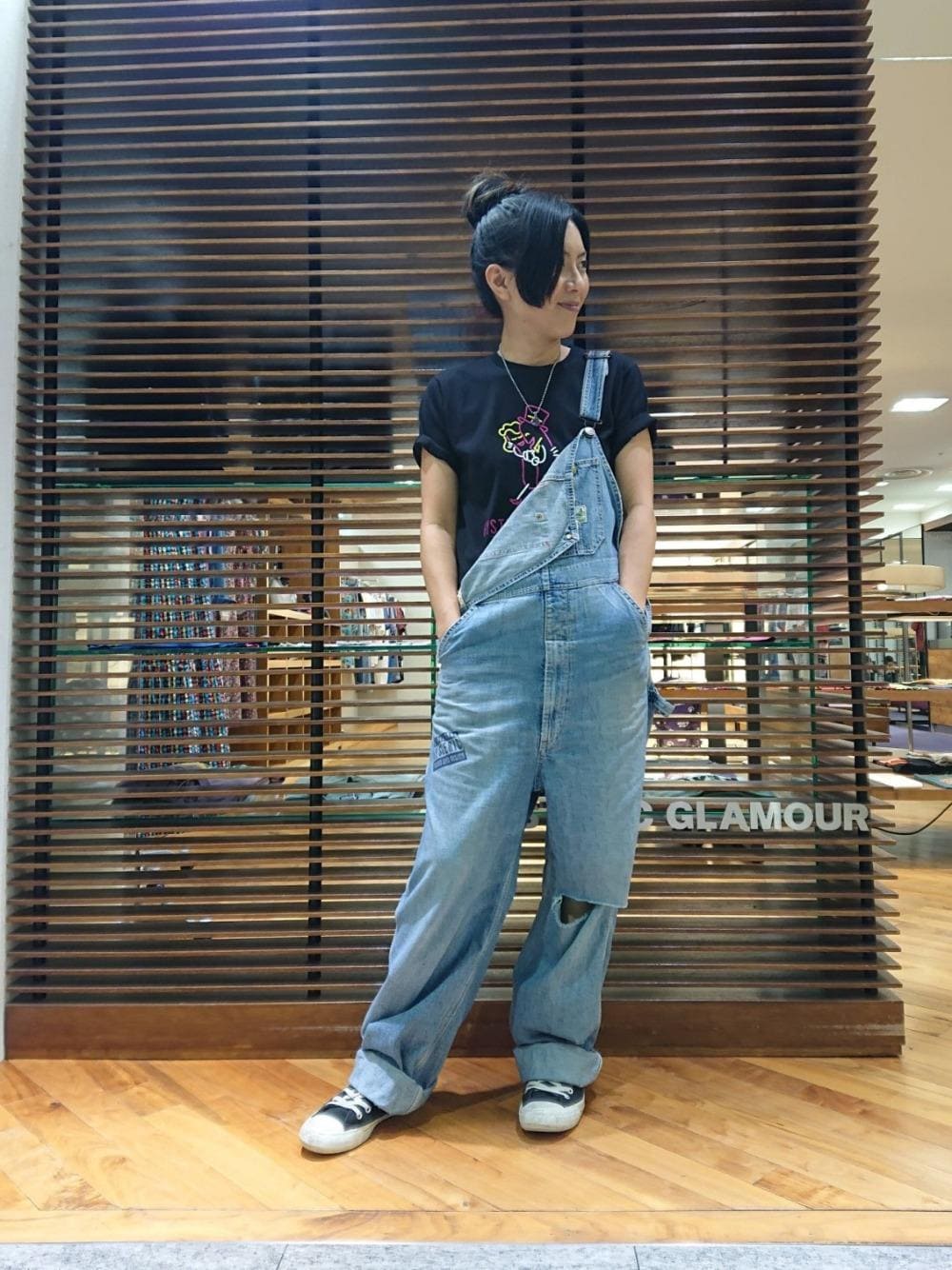 「デニム、カジュアル、ロック、Tシャツ、オーバーオール、コラボレーション、Hysteric Glamour、ラフ、ヒステリックグラマー、90'sスタイル」｜「HYSTERIC GLAMOURのUSED加工 オーバーオール（サロペット/オーバーオール、ブルー系）」を使った、Rayさん（レディース・160cm）の秋コーディネートの1枚目の写真