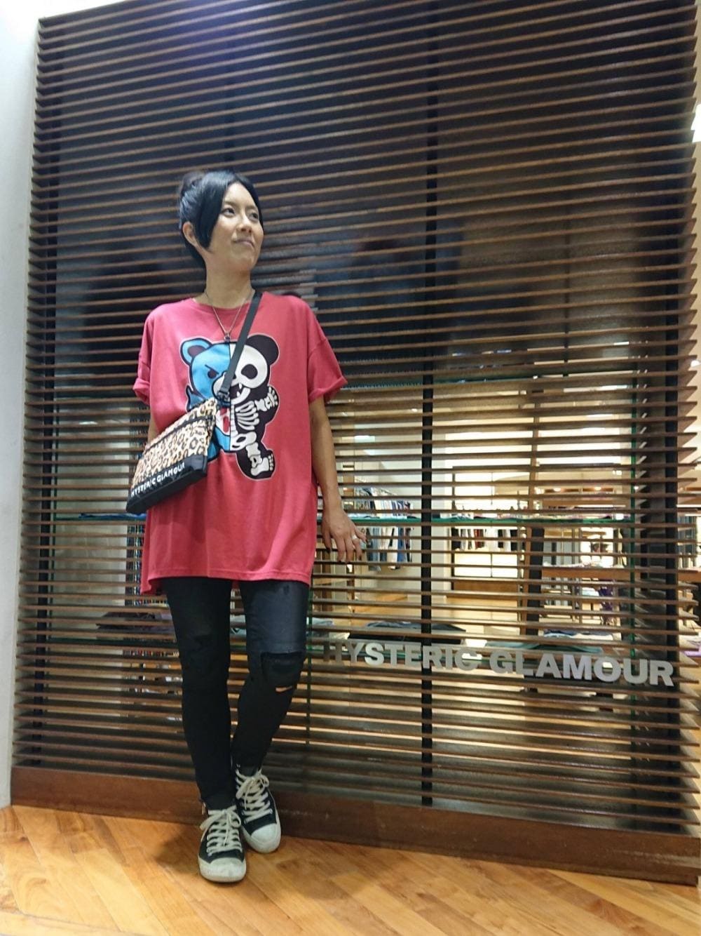 「デニム、カジュアル、ロック、スキニー、Tシャツ、Hysteric Glamour、ベアー、ヒステリックグラマー、ドクロ、ビックＴシャツ」｜「HYSTERIC GLAMOURのCORDURA サコッシュ（ショルダーバッグ、その他）」を使った、Rayさん（レディース・160cm）の秋コーディネートの1枚目の写真