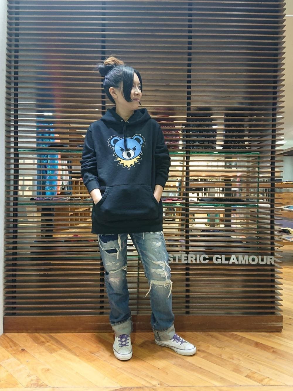 「スウェット、デニム、カジュアル、パーカー、Hysteric Glamour、ラフ、ベアー、ヒステリックグラマー、秋コーデ」｜「HYSTERIC GLAMOURのRSM加工 デニムスリムストレートパンツ（デニムパンツ、ブルー系）」を使った、Rayさん（レディース・160cm）の秋コーディネートの1枚目の写真