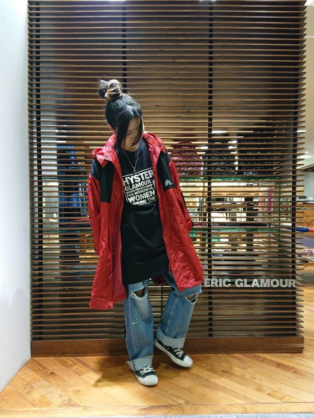 「コート、デニム、ワンピース、ビッグシルエット、Tシャツ、ハイウエスト、Hysteric Glamour、ラフ、ヒステリックグラマー、秋コーデ」｜「HYSTERIC GLAMOURのRESIZE加工 デニムストレートパンツ（デニムパンツ、ブルー系）」を使った、Rayさん（レディース・160cm）の秋コーディネートの1枚目の写真