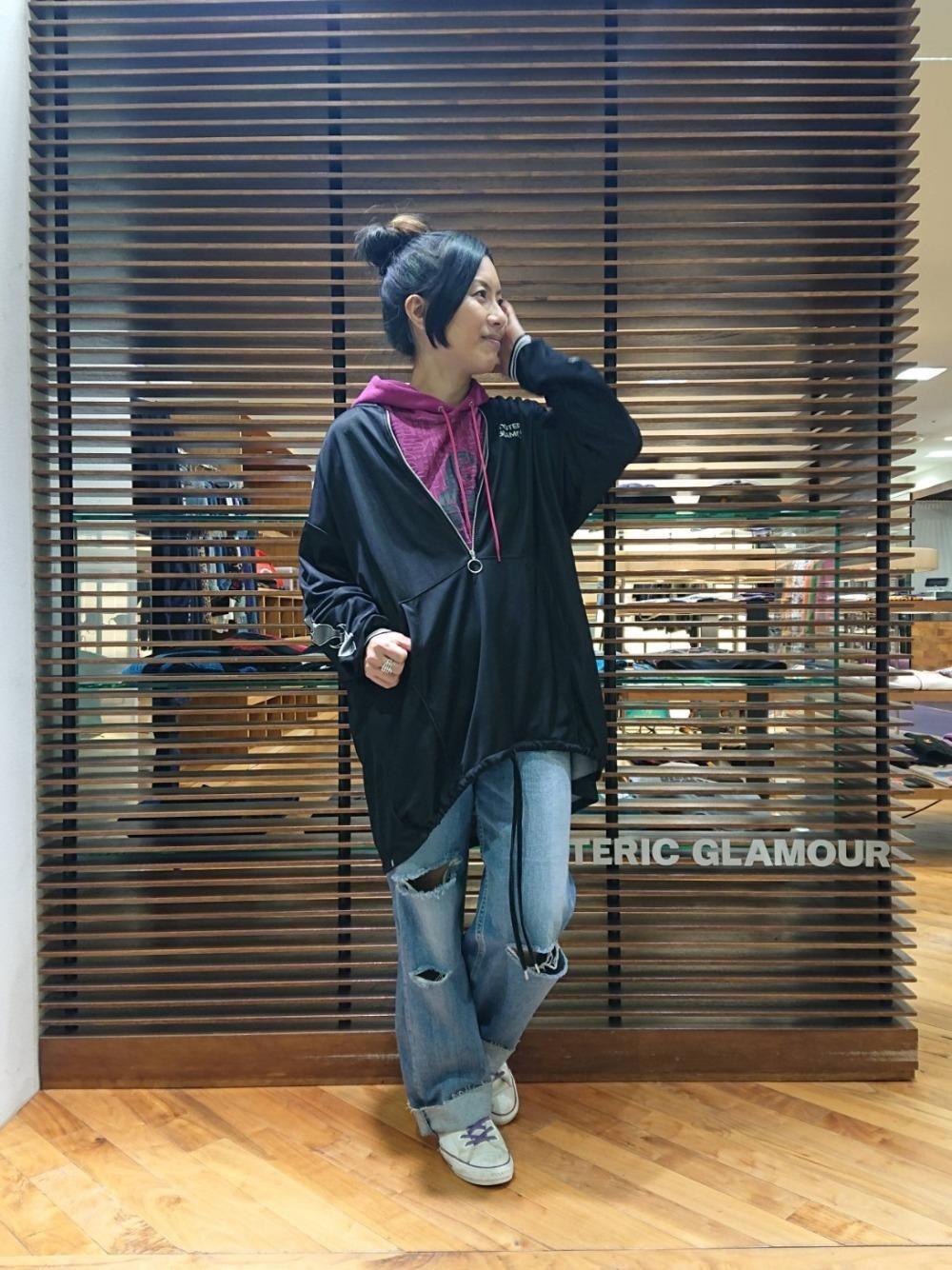 「デニム、ビッグシルエット、カジュアル、パーカー、プルオーバー、ハイウエスト、Hysteric Glamour、バックプリント、ヒステリックグラマー、秋コーデ」｜「HYSTERIC GLAMOURのRESIZE加工 デニムストレートパンツ（デニムパンツ、ブルー系）」を使った、Rayさん（レディース・160cm）の秋コーディネートの1枚目の写真