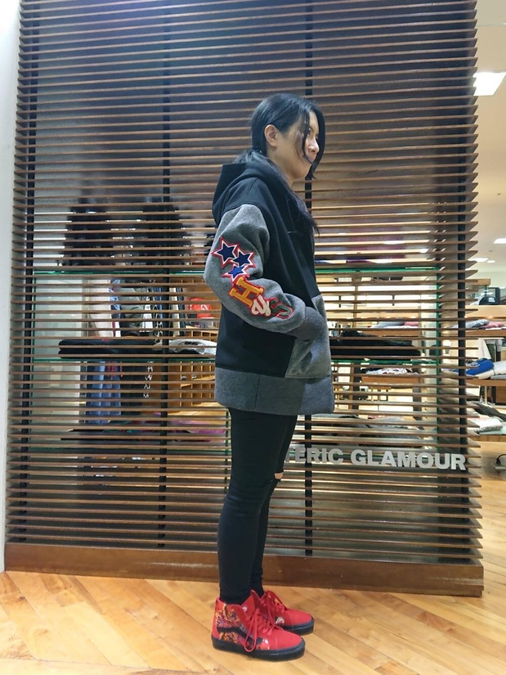 「ブルゾン、ビッグシルエット、スキニー、パーカー、冬コーデ、ロンT、Hysteric Glamour、カジュアルコーデ、ヒステリックグラマー、冬アウター」｜「HYSTERIC GLAMOURのSU加工ISKOツイル スキニーパンツ（その他パンツ、ブラック系）」を使った、Rayさん（レディース・160cm）の冬コーディネートの1枚目の写真